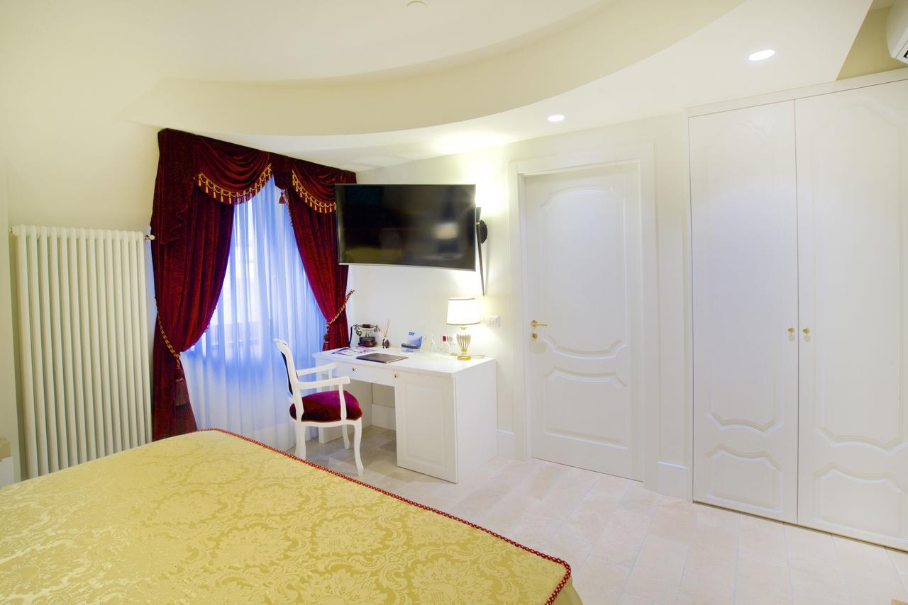 Design Suite Tirano Bagian luar foto